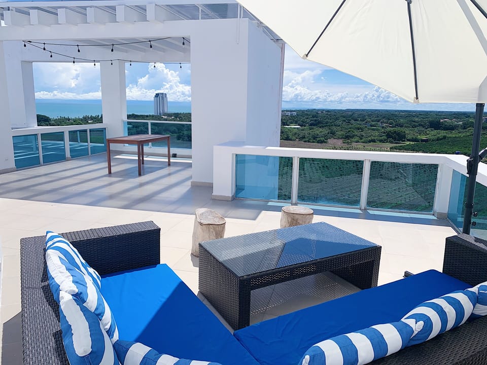 Large terrace with panoramic views / Gran terraza con vistas panorámicas 