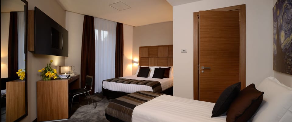 Triple Room | Minibar, in-room safe, desk, WiFi (free)