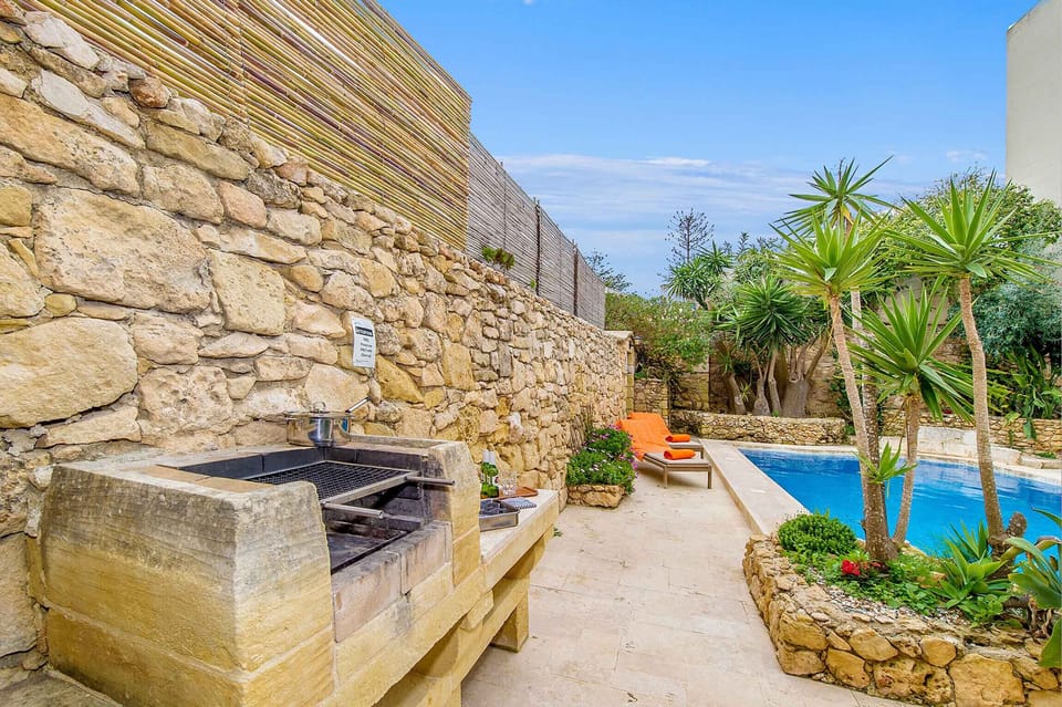 BBQ and Pool area of Djar ta' Menzja 3 holiday home in Gozo