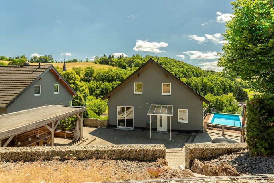 Ankommen und Wohlfühlen. Im reizenden Eifeldorf Hohenfels-Essingen.