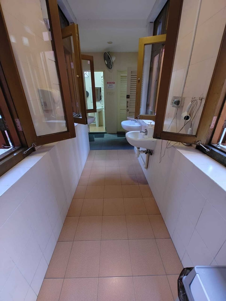 Standard Room, 1 Queen Bed, Non Smoking, Shared Bathroom | Bathroom | Hair dryer, bidet, towels, shampoo