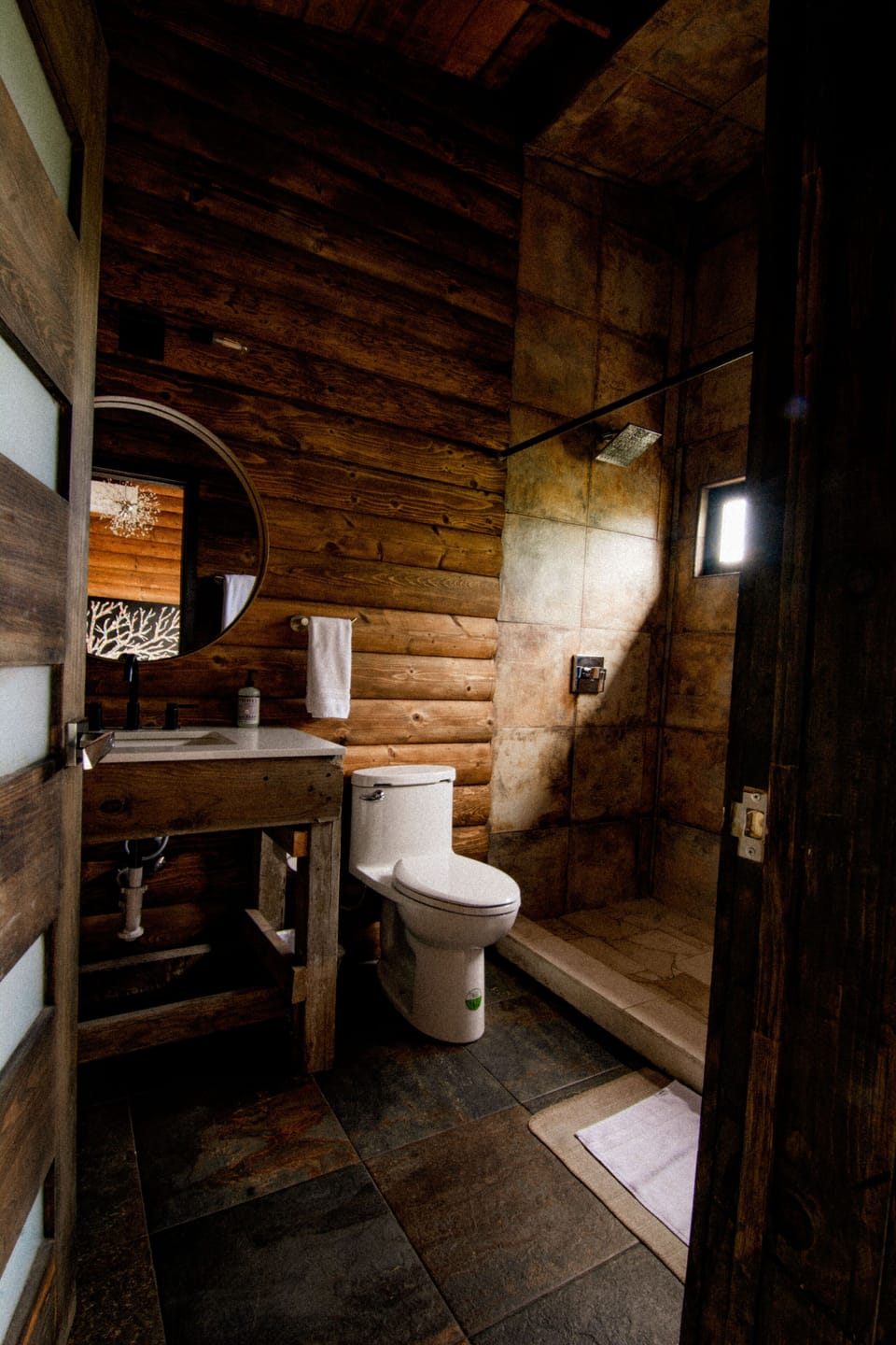 Grand Room | Bathroom | Shower, rainfall showerhead, free toiletries, hair dryer