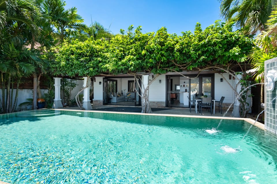 Relax under the leafy shade on the terrace. 
