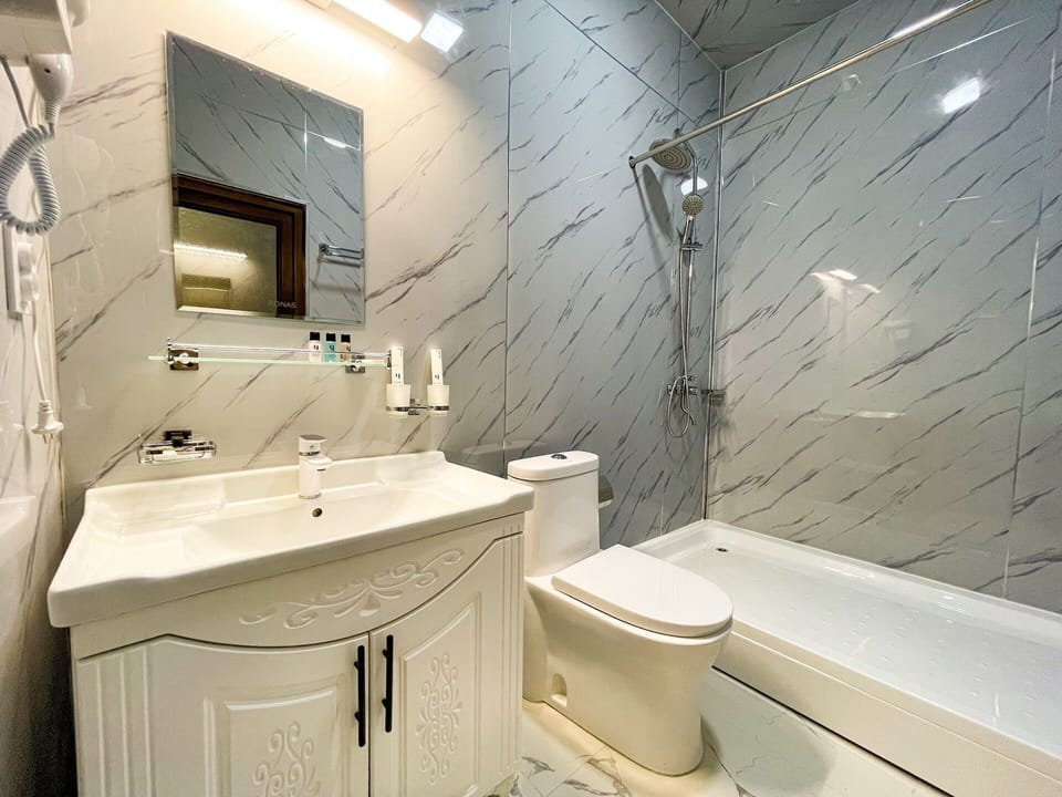 Deluxe Double Room | Bathroom | Combined shower/tub, hair dryer, heated floors (bathroom), towels