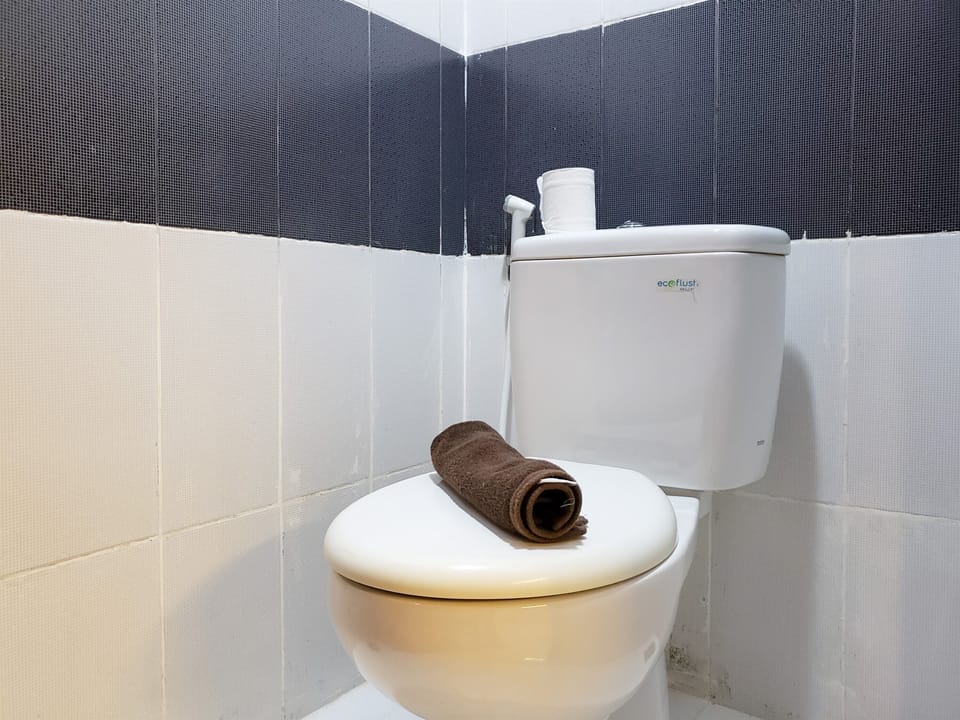 Studio | Bathroom | Free toiletries, towels