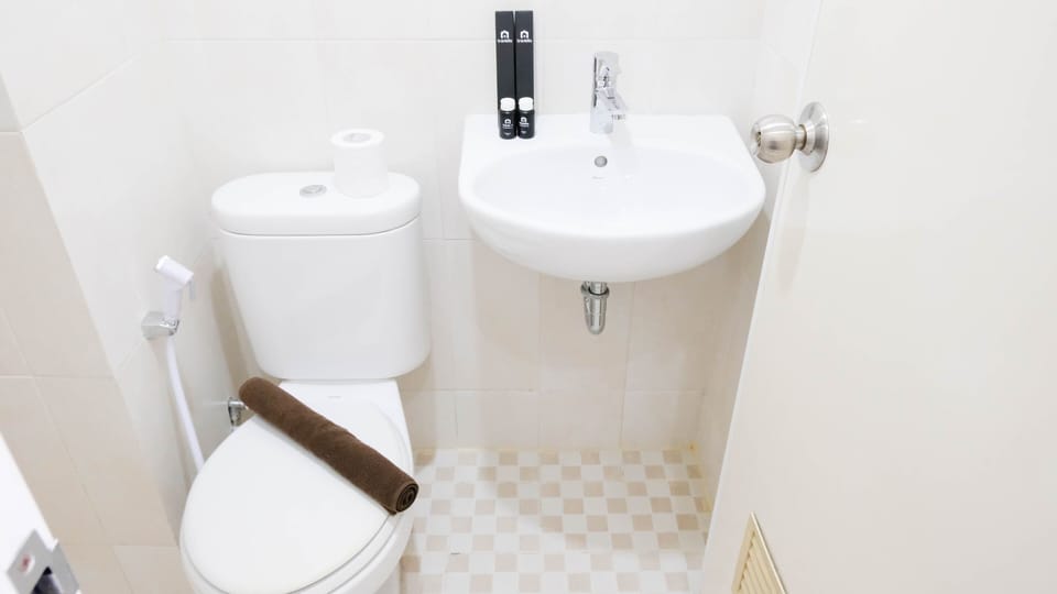 Studio | Bathroom | Free toiletries, towels