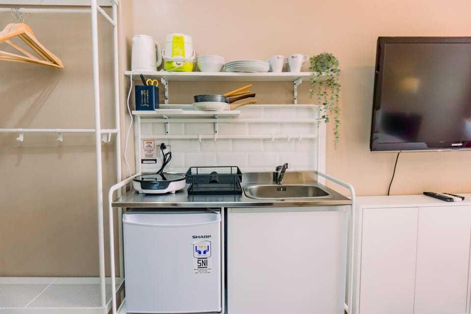 Studio | Private kitchen | Fridge, stovetop, cookware/dishes/utensils