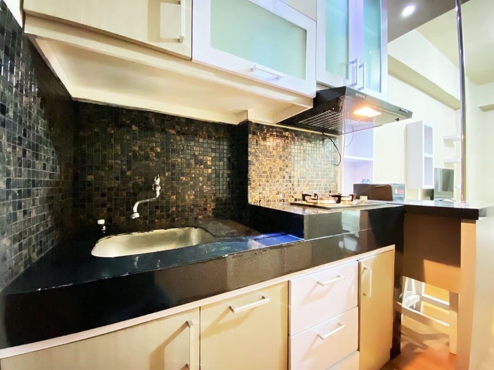 Studio | Private kitchen | Fridge, stovetop, cookware/dishes/utensils