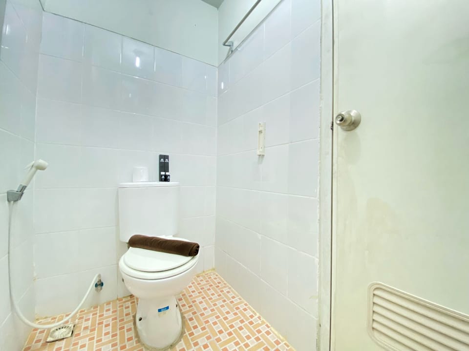 Studio | Bathroom | Free toiletries, towels