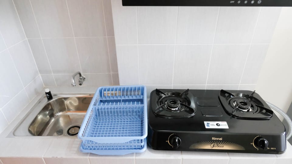 Studio | Private kitchen | Fridge, stovetop, cookware/dishes/utensils