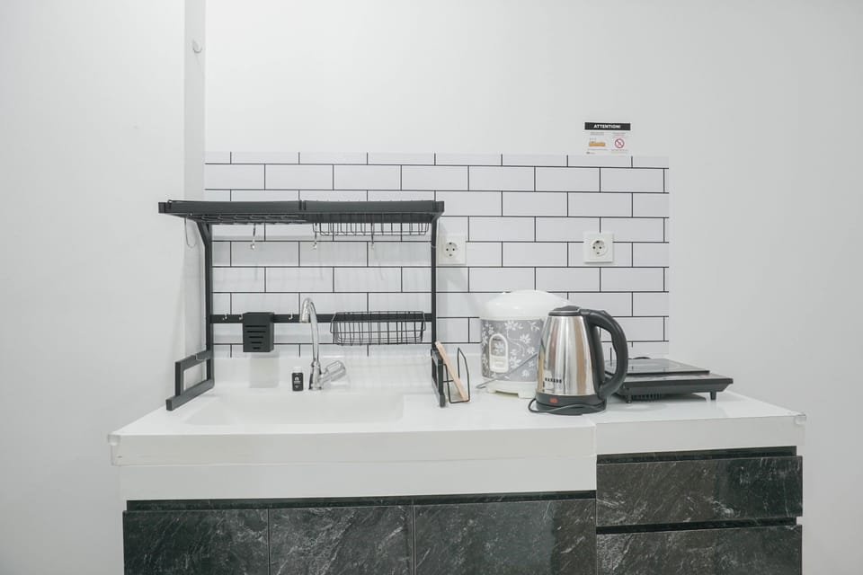 Studio | Private kitchen | Fridge, stovetop, cookware/dishes/utensils