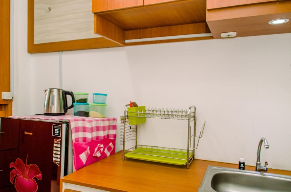 Studio | Private kitchen | Fridge, stovetop, cookware/dishes/utensils