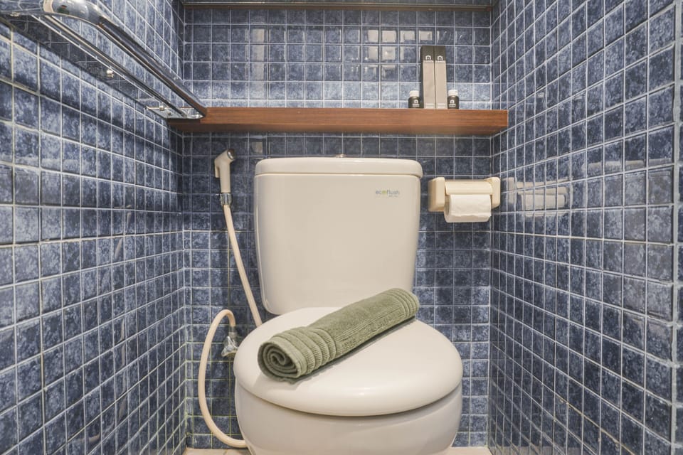 Studio | Bathroom | Free toiletries, towels