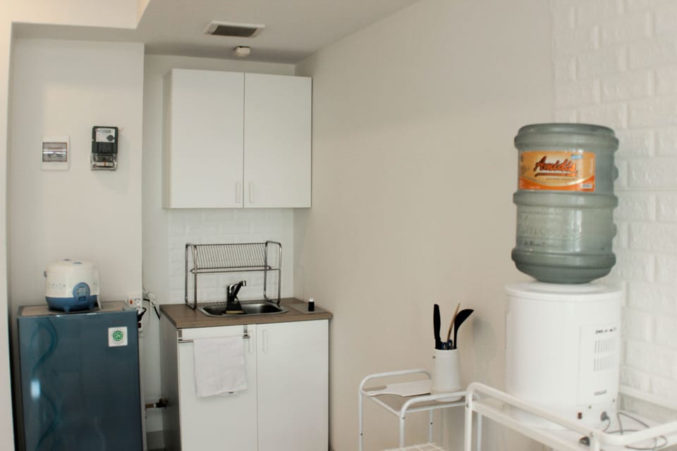 Studio | Private kitchen | Fridge, stovetop, cookware/dishes/utensils