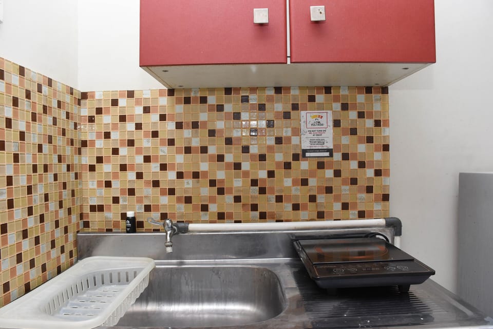 Studio | Private kitchen | Fridge, stovetop, cookware/dishes/utensils
