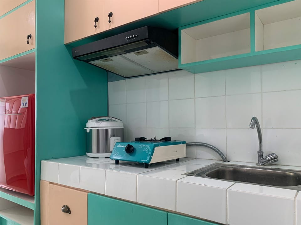 Studio | Private kitchen | Fridge, stovetop, cookware/dishes/utensils