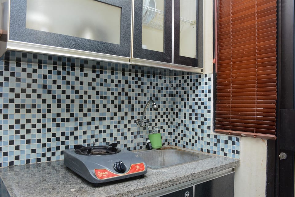 Studio | Private kitchen | Fridge, stovetop, cookware/dishes/utensils