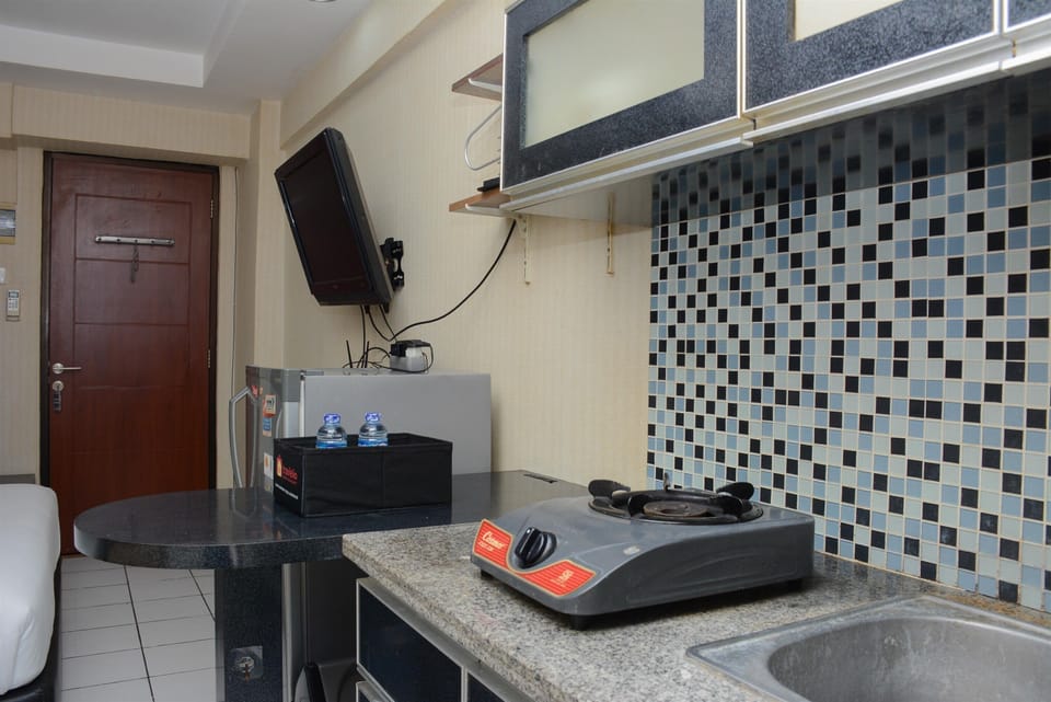 Studio | Private kitchen | Fridge, stovetop, cookware/dishes/utensils