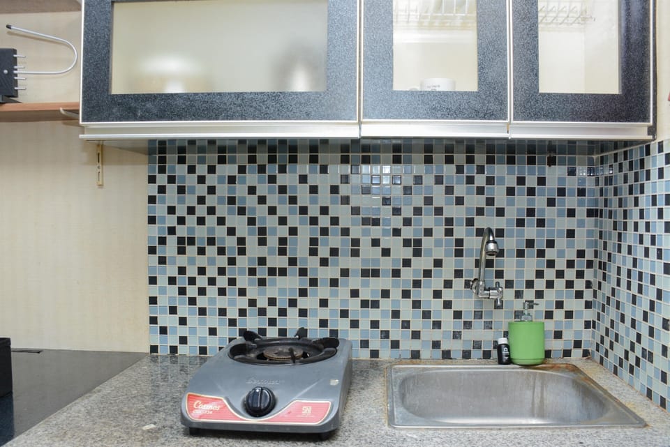 Studio | Private kitchen | Fridge, stovetop, cookware/dishes/utensils