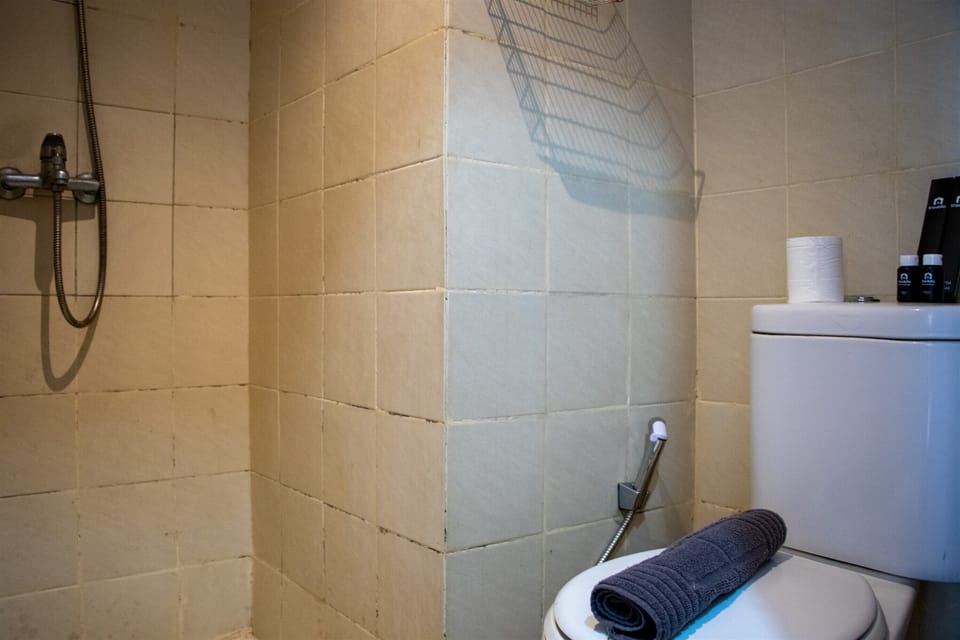 Studio | Bathroom | Free toiletries, towels