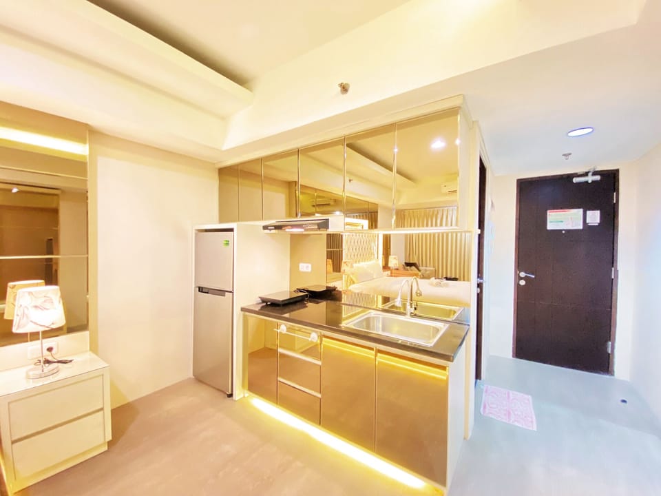Studio | Private kitchen | Fridge, stovetop, electric kettle, cookware/dishes/utensils