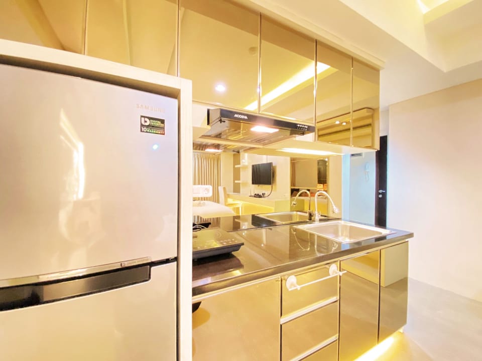 Studio | Private kitchen | Fridge, stovetop, electric kettle, cookware/dishes/utensils