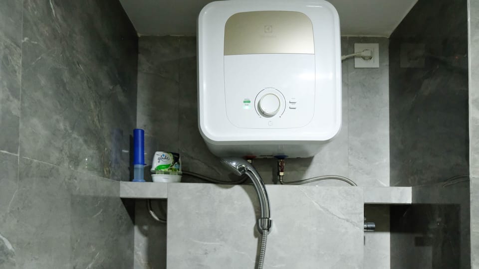 Apartment, 2 Bedrooms | Bathroom | Free toiletries, towels