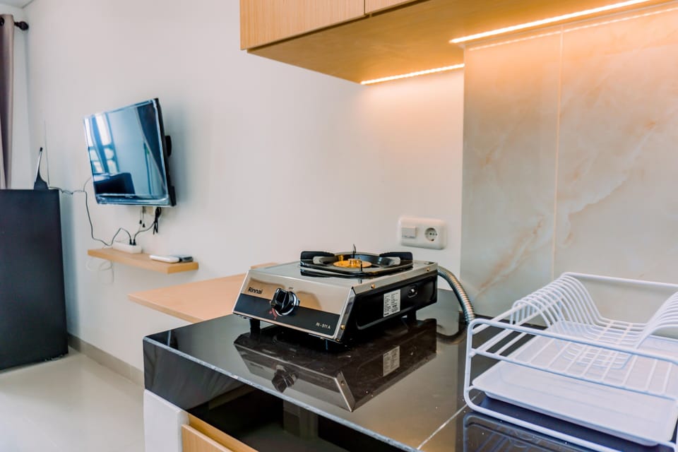 Studio | Private kitchen | Fridge, stovetop, electric kettle, cookware/dishes/utensils