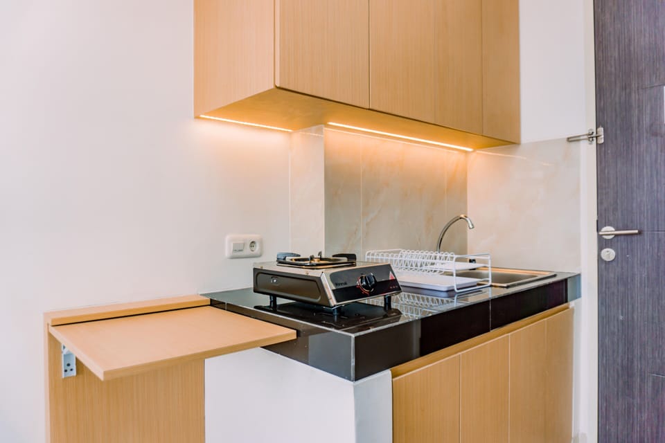 Studio | Private kitchen | Fridge, stovetop, electric kettle, cookware/dishes/utensils