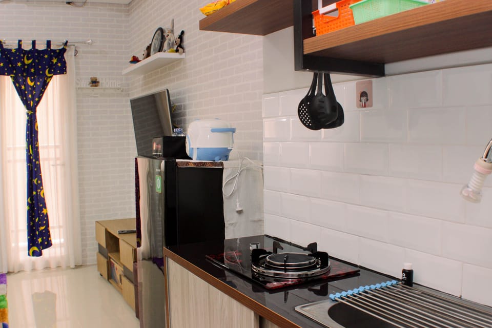 Studio | Private kitchen | Fridge, stovetop, electric kettle, cookware/dishes/utensils