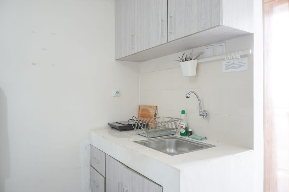 Studio | Private kitchen | Fridge, stovetop, electric kettle, cookware/dishes/utensils