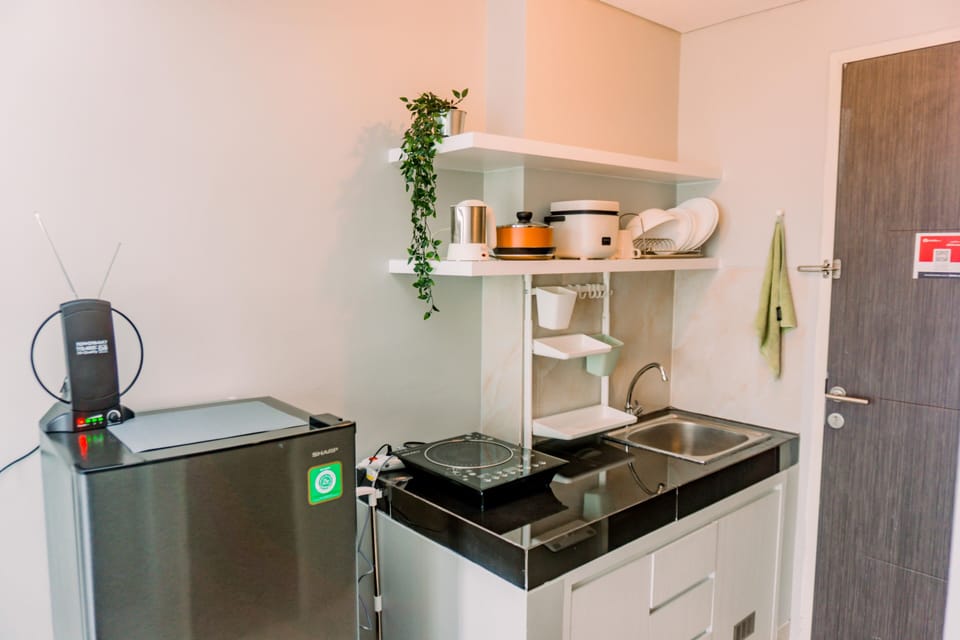 Studio | Private kitchen | Fridge, stovetop, electric kettle, cookware/dishes/utensils