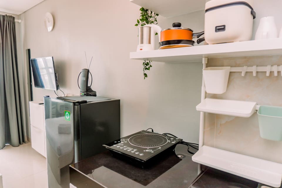 Studio | Private kitchen | Fridge, stovetop, electric kettle, cookware/dishes/utensils