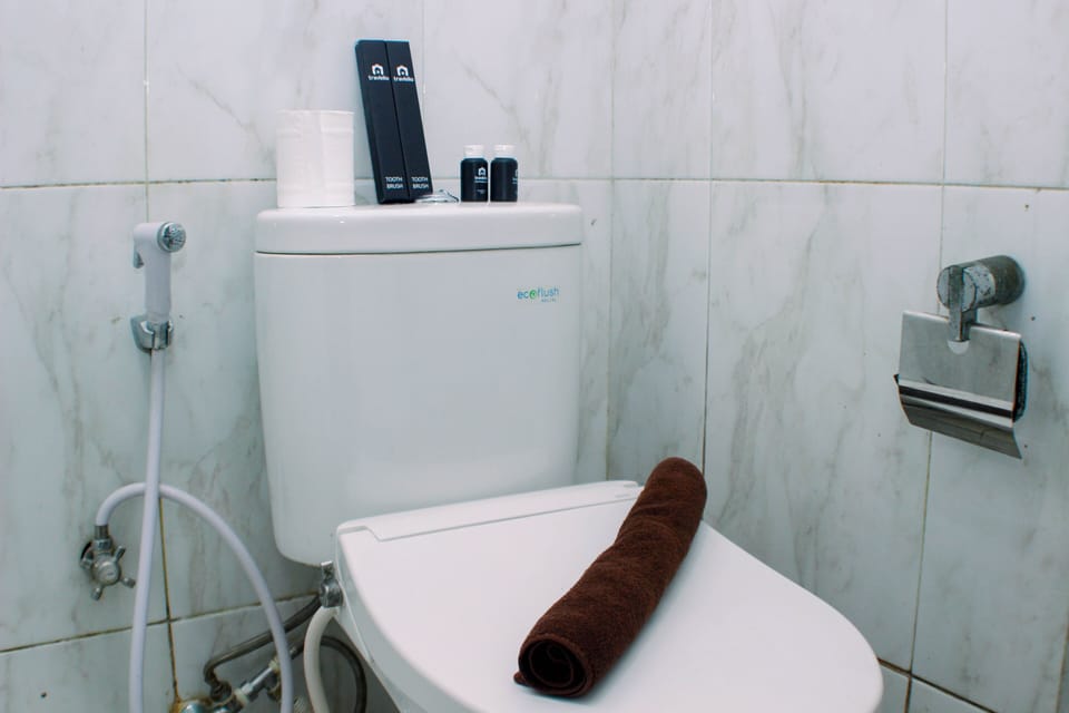 Studio | Bathroom | Free toiletries, towels