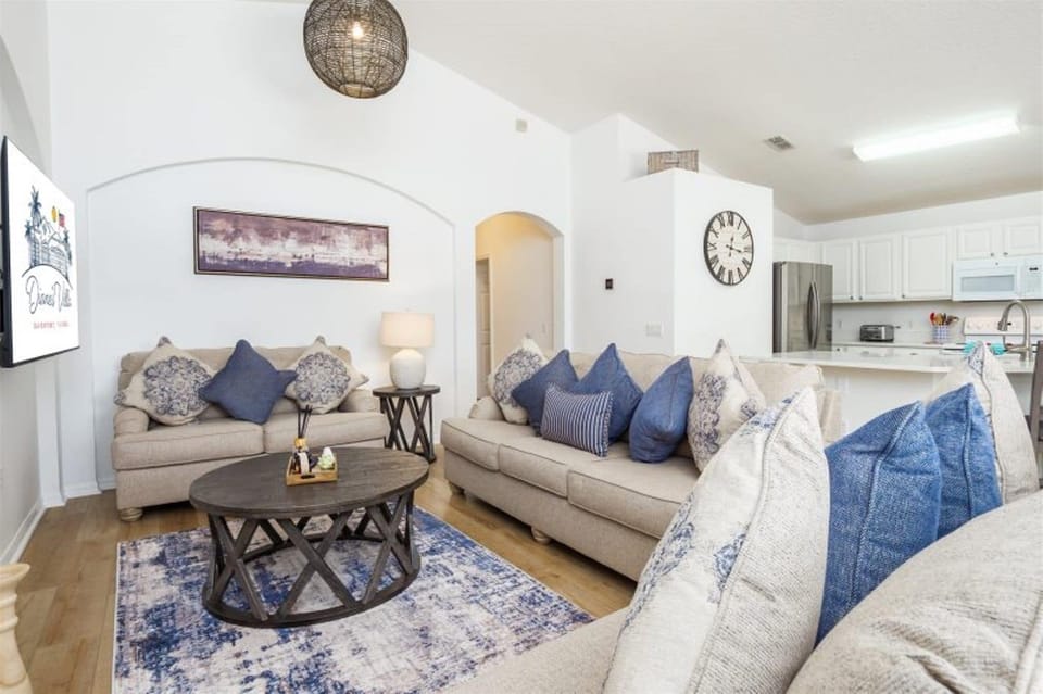 Villa, 4 Bedrooms, Private Pool, Garden View | Living room
