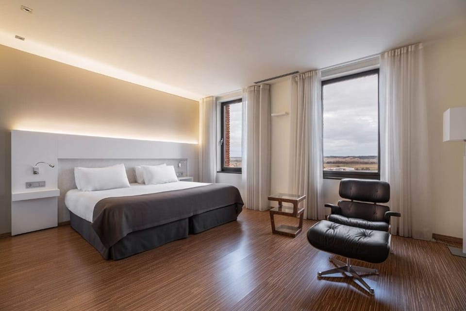 Presidential Suite | Minibar, in-room safe, desk, blackout drapes