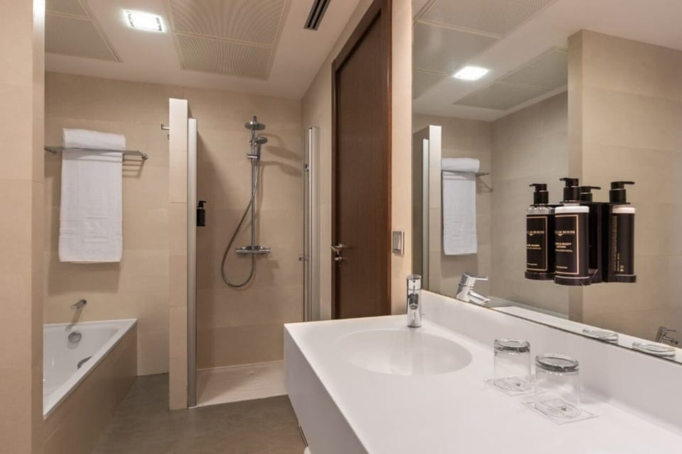 Premium Room | Minibar, in-room safe, desk, blackout drapes