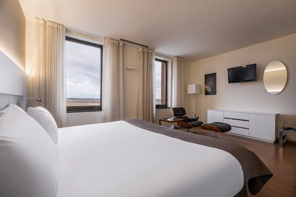 Presidential Suite | Minibar, in-room safe, desk, blackout drapes