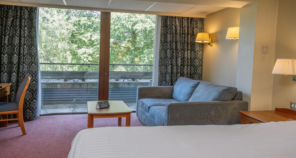 Executive Room, 1 King Bed, Non Smoking (with Sofabed) | Desk, iron/ironing board, free WiFi, bed sheets