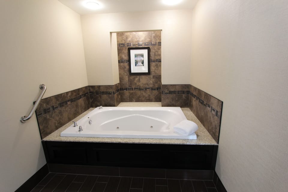 Room, One King Bed (Whirlpool) | Premium bedding, desk, laptop workspace, blackout drapes