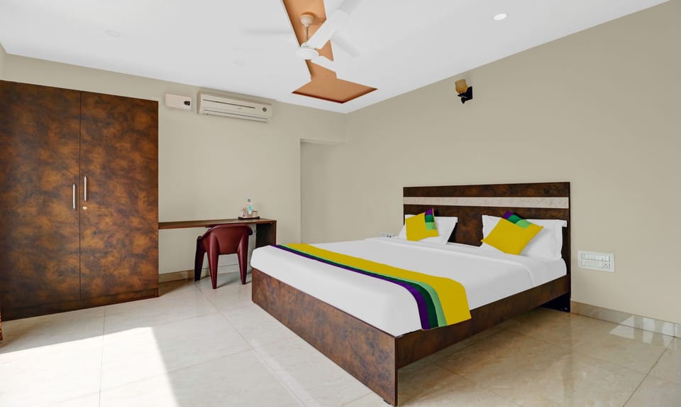Deluxe Room | Desk, blackout drapes, iron/ironing board, rollaway beds