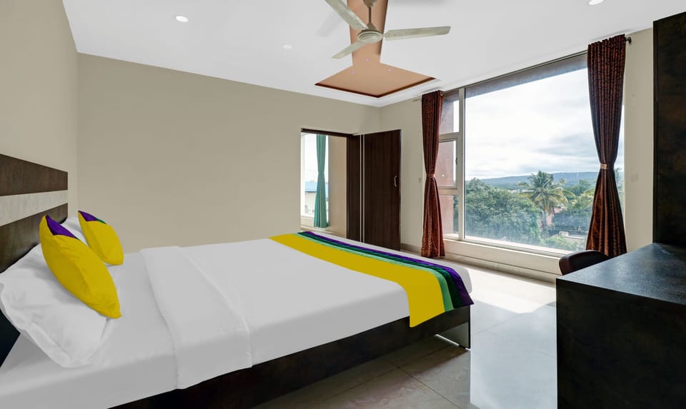 Deluxe Room | Desk, blackout drapes, iron/ironing board, rollaway beds
