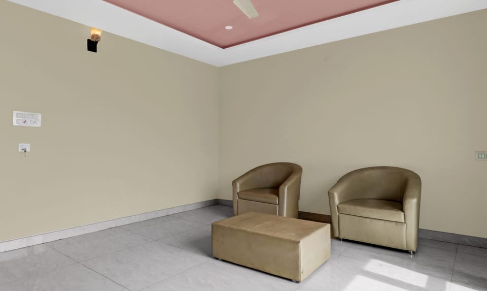 Deluxe Room | Desk, blackout drapes, iron/ironing board, rollaway beds