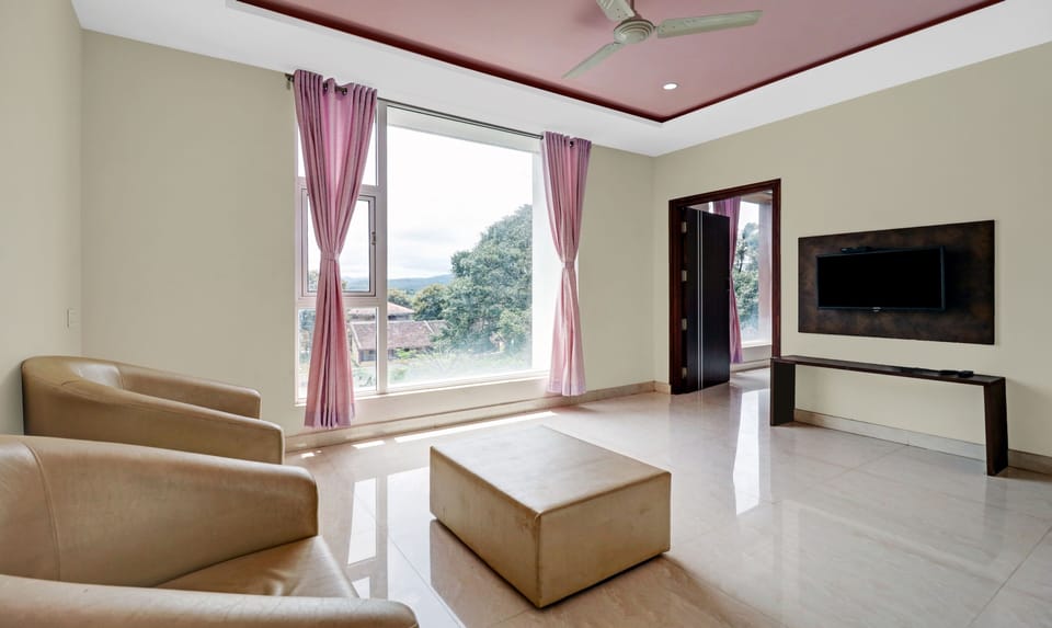 Deluxe Room | Desk, blackout drapes, iron/ironing board, rollaway beds