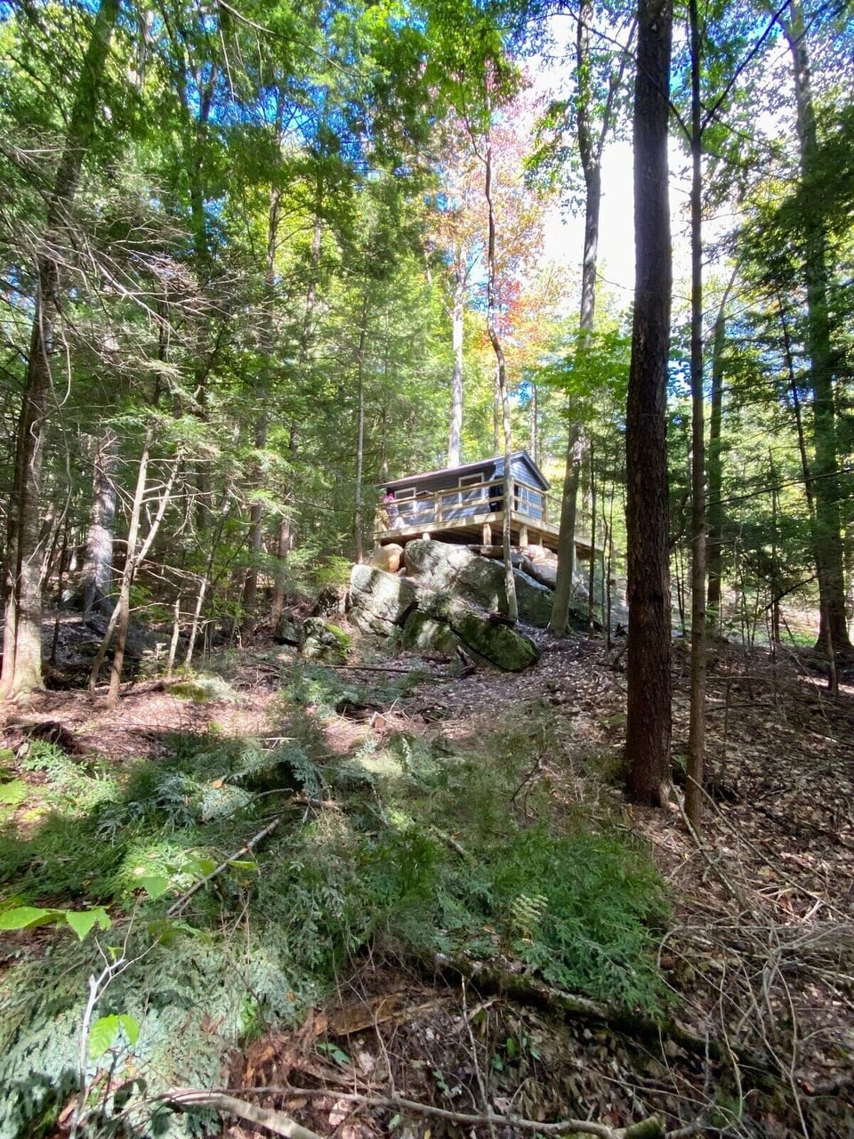 Experience a one-of-a-kind stay in our charming cottage, perched atop breathtaking boulders that create a stunning natural landscape.