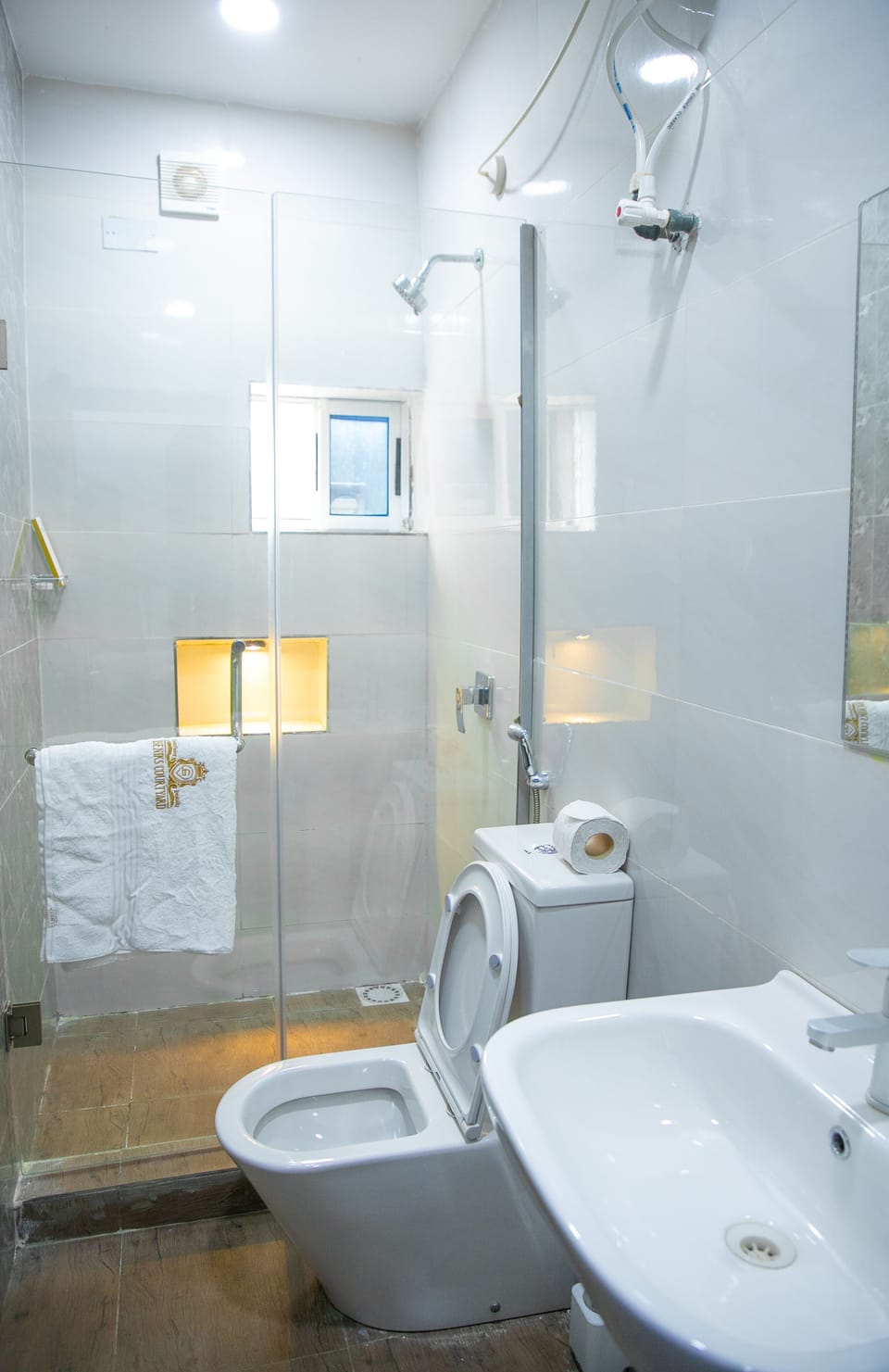 Executive Suite | Bathroom | Shower, free toiletries, slippers, towels