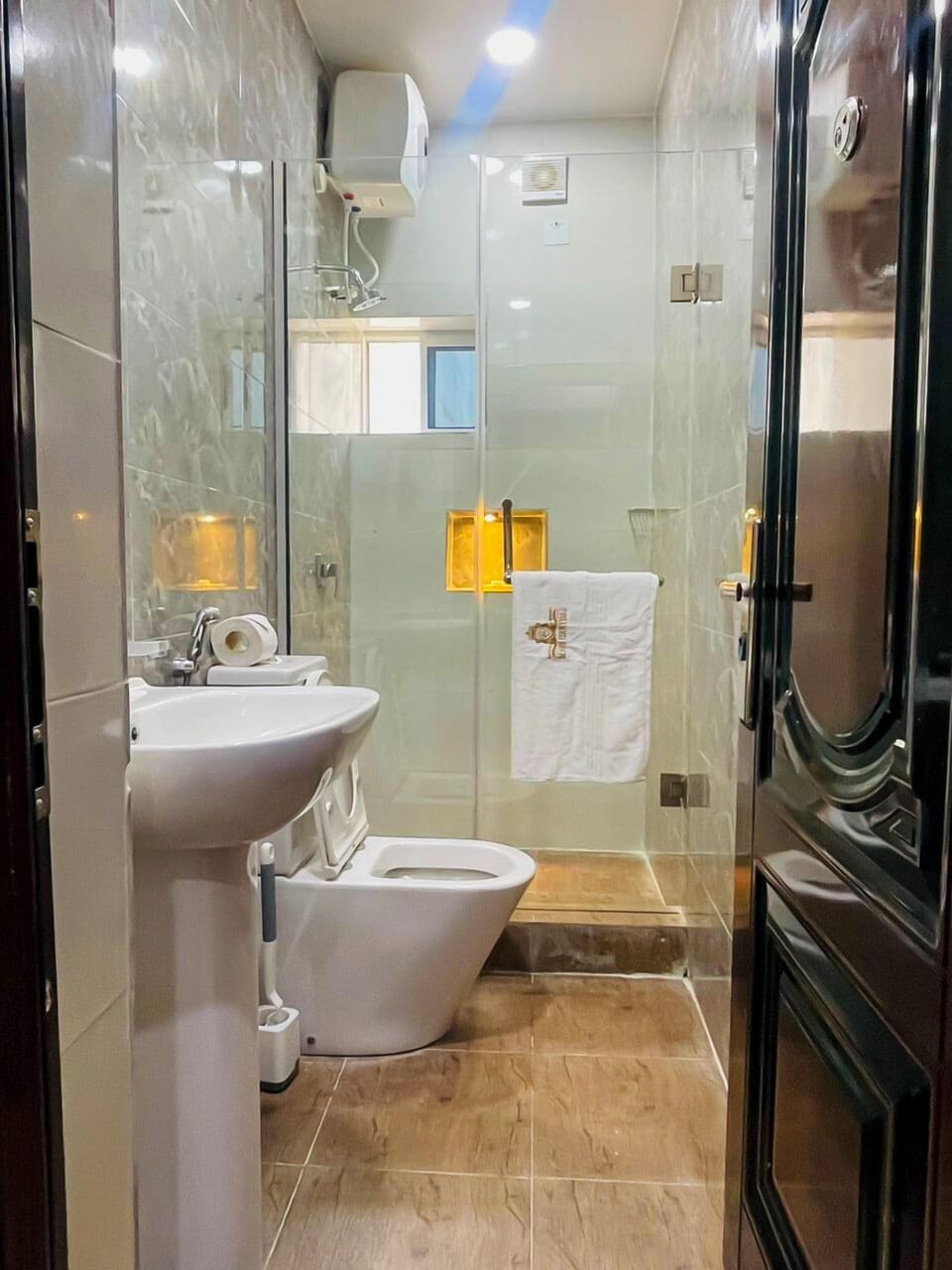 Deluxe Room | Bathroom | Shower, free toiletries, slippers, towels