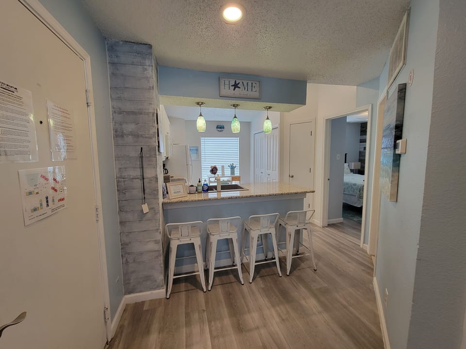 Seating for 4 at kitchen breakfast bar