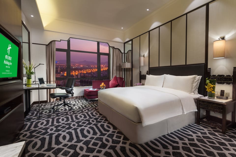 Standard Room, 1 King Bed, Club Lounge Access | 4 bedrooms, minibar, in-room safe, individually decorated