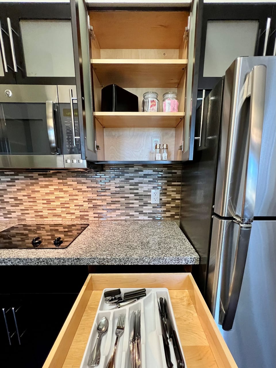 Full-size fridge, microwave, stovetop, dishwasher